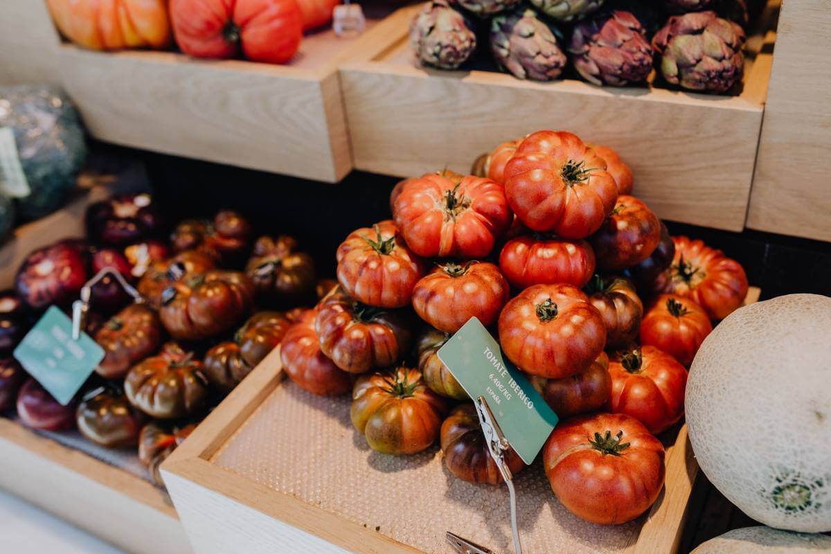 kaboompics_A fresh tomatoes assortment displayed at San Miguel Market